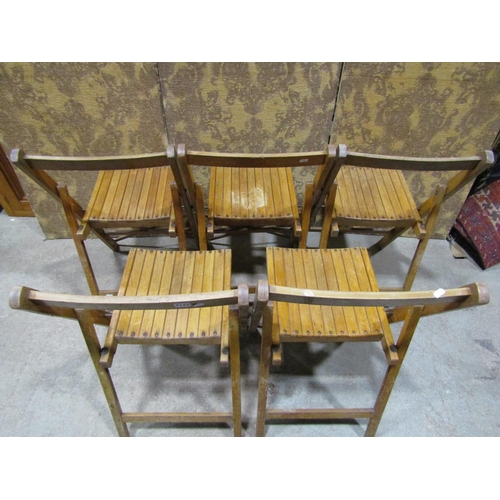 2133 - Set of five folding stained beechwood chairs with slatted seats