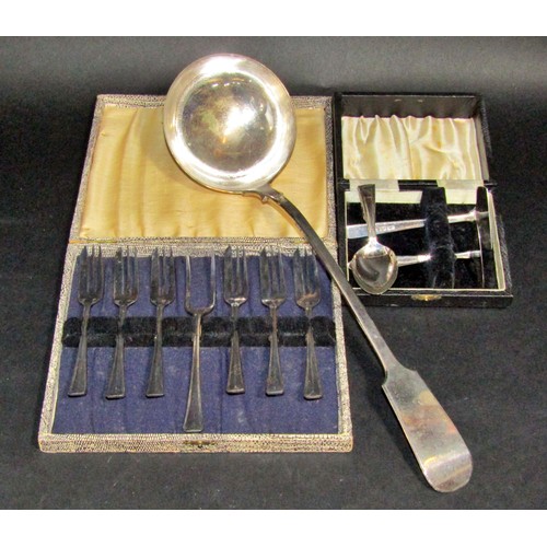 1152 - A large quantity of silver plated loose cutlery in varying patterns together with an Edwardian Bain ... 