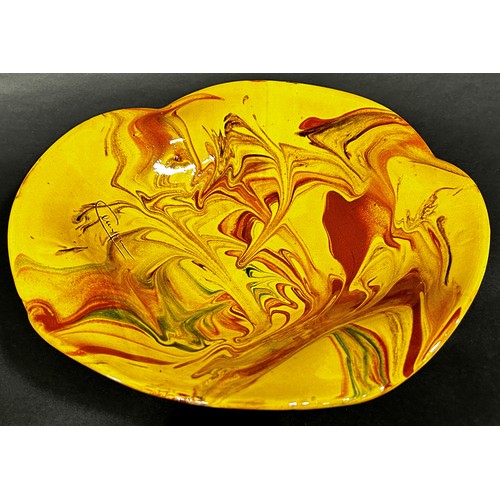 1077A - French slipware platter dish, 30 cm in diameter (signed)