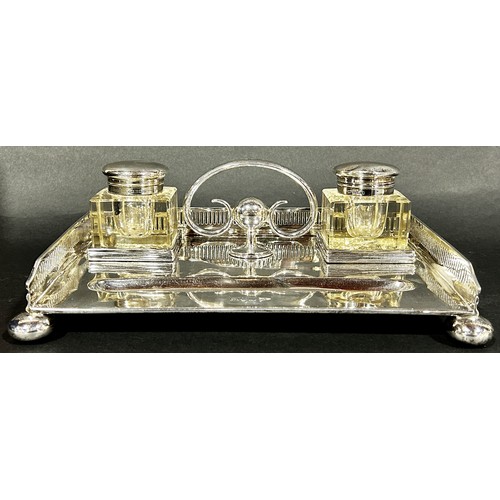 264 - Walker & Hall silver pen and desk inkstand with galleried sides, raised on ball supports, Chester 19... 