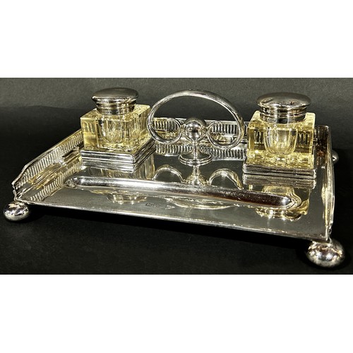 264 - Walker & Hall silver pen and desk inkstand with galleried sides, raised on ball supports, Chester 19... 