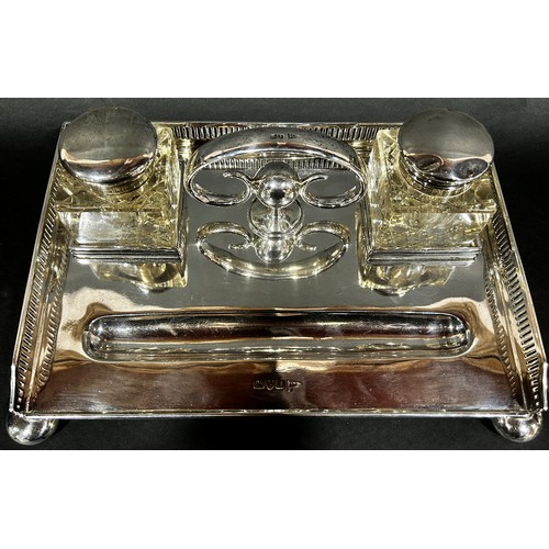 264 - Walker & Hall silver pen and desk inkstand with galleried sides, raised on ball supports, Chester 19... 