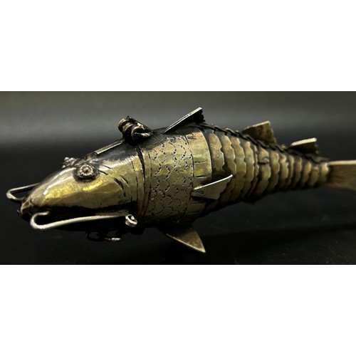 292 - A silver metal articulated fish 'pike', pill box with a hinged head, 12 cm long approximately