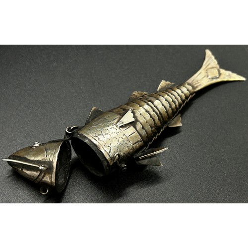 292 - A silver metal articulated fish 'pike', pill box with a hinged head, 12 cm long approximately