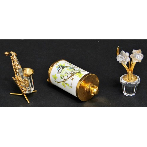 163 - Two Swarovski crystal animals a giraffe and a Heron, a further group of Swarovski miniature pieces w... 