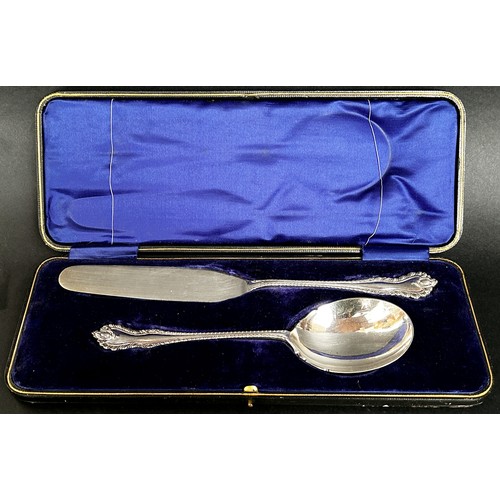 269 - A leather cased set of silver slice and serving spoon, Sheffield 1906, maker Martin Hall & Co, 6.5 o... 