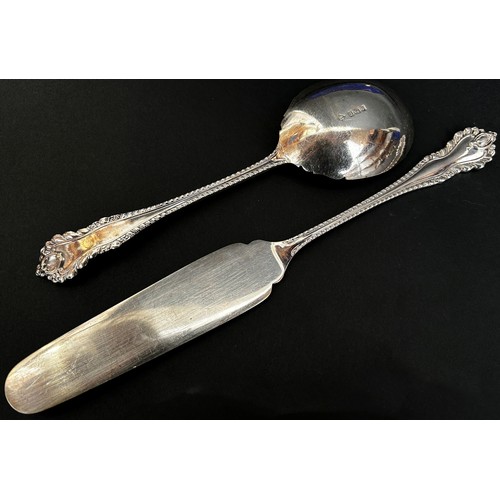 269 - A leather cased set of silver slice and serving spoon, Sheffield 1906, maker Martin Hall & Co, 6.5 o... 