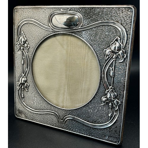 285 - An Art Nouveau silver photo frame with repoussé entrelac decoration, 9 cm diameter opening