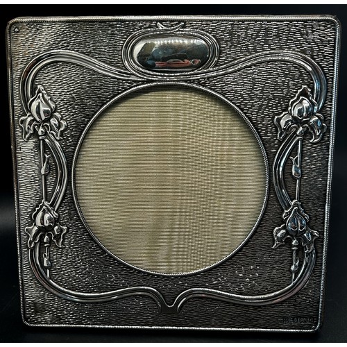 285 - An Art Nouveau silver photo frame with repoussé entrelac decoration, 9 cm diameter opening