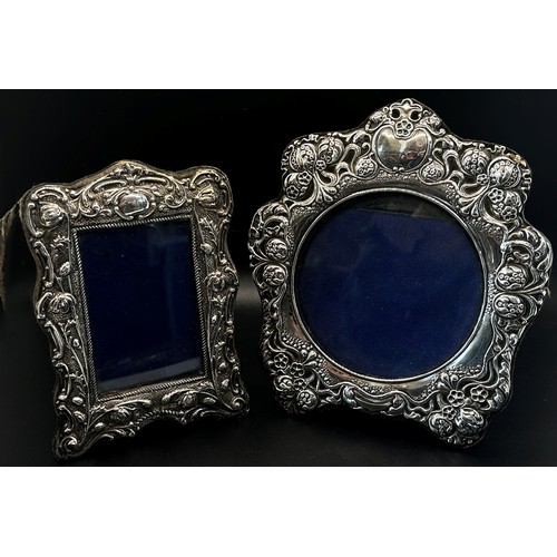 281 - A silver photo frame with a floral engraved and embossed frame around a circular opening 9.5 cm diam... 