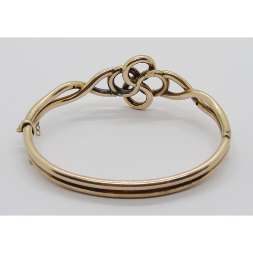 392 - Edwardian Celtic style 9ct hinged bangle, 11.6g