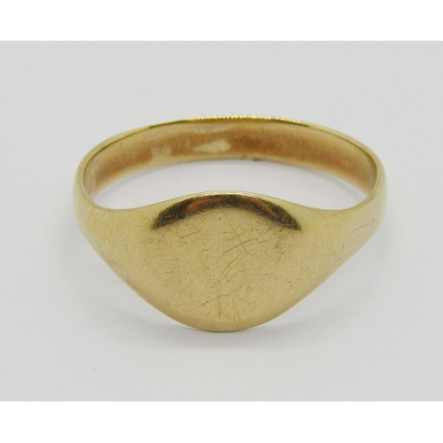 401 - Antique yellow metal signet ring, size R, 4g