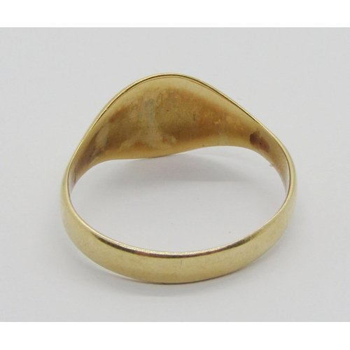 401 - Antique yellow metal signet ring, size R, 4g