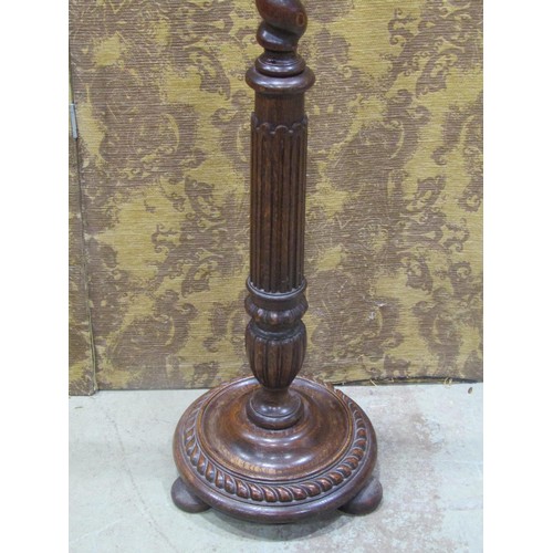 1124 - A good quality 1920s  oak standard lamp in the old English style, 160 cm (full height) including fit... 