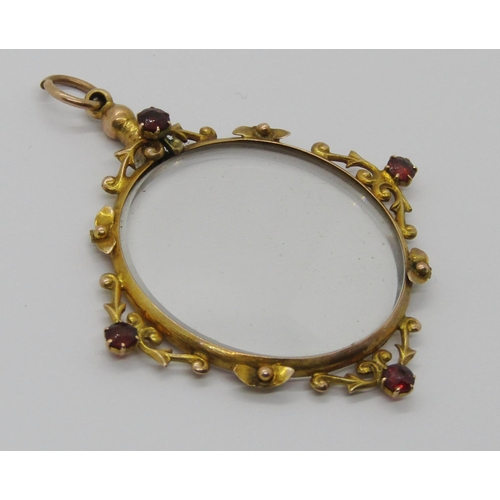 362 - Early 20th century 9ct picture pendant set with four garnets, 6.4g (af)