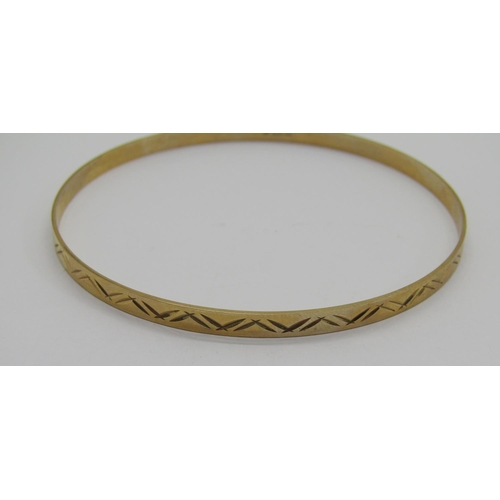 379 - Group of jewellery comprising a vintage 9ct bangle with engraved detail, 6.2g, together with an Edwa... 