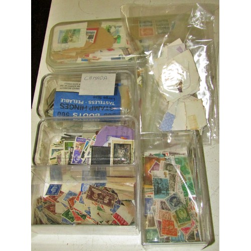 887 - Mixed worldwide collection, packets of loose stamps all to be sorted