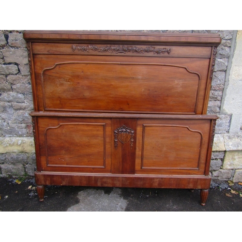 1295 - Early 20th century mahogany double bed frame in carved wood with floral decoration, to accept a 4'6