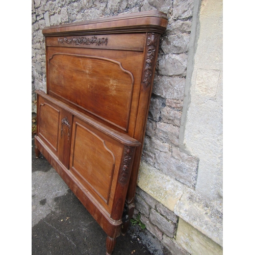 1295 - Early 20th century mahogany double bed frame in carved wood with floral decoration, to accept a 4'6