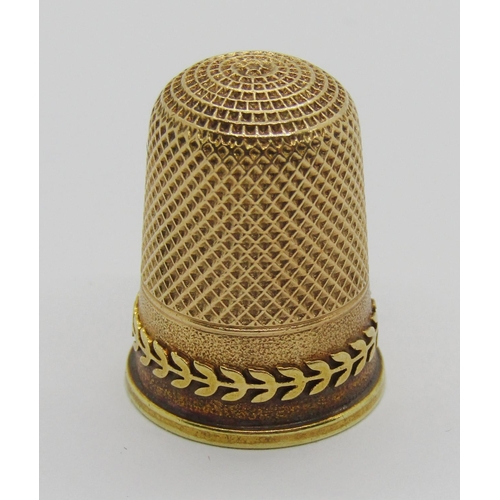 312 - Antique yellow metal thimble with laurel leaf detail, 6.3g