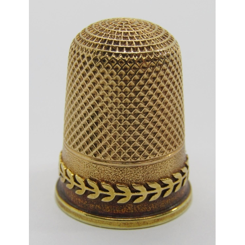 312 - Antique yellow metal thimble with laurel leaf detail, 6.3g