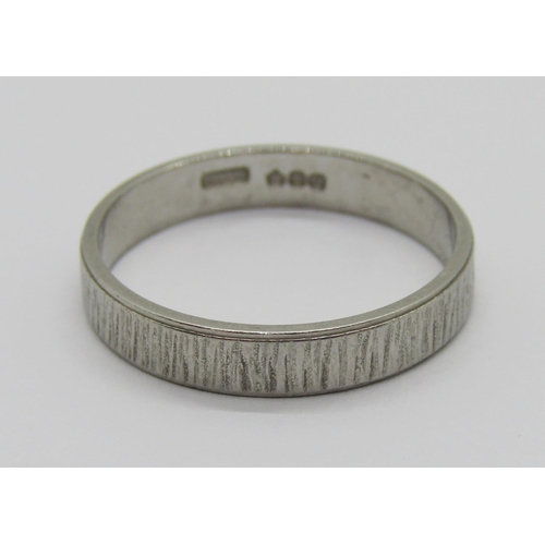 321 - 950 platinum ring with textured finish, maker Slade & Woolf, London 1983, size P, 4g