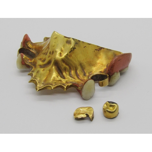 322 - Gold dental plate and two gold crowns, 22.5g gross (3)