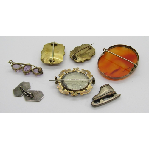 337 - Group of antique brooches comprising a Victorian yellow metal mourning brooch containing woven hair,... 