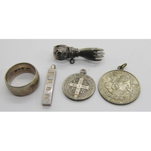 410 - Collection of silver jewellery to include a Candida South Africa brooch depicting a drumming figure,... 