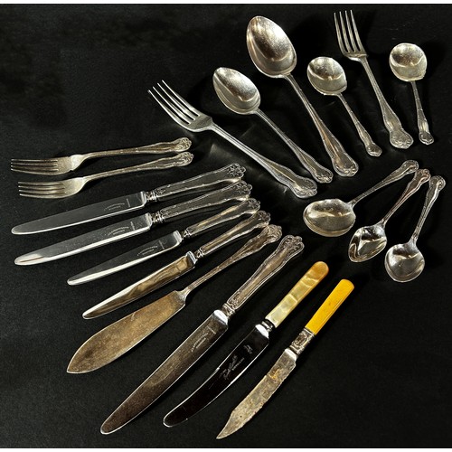 213 - A quantity of loose silver plated cutlery, mostly of the same pattern.