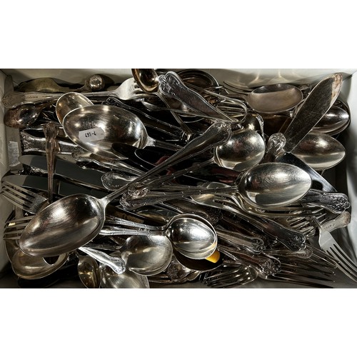 213 - A quantity of loose silver plated cutlery, mostly of the same pattern.