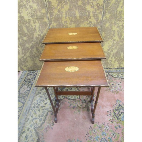 1505 - A nest of three Edwardian mahogany occasional tables in the Georgian style with chequer string borde... 