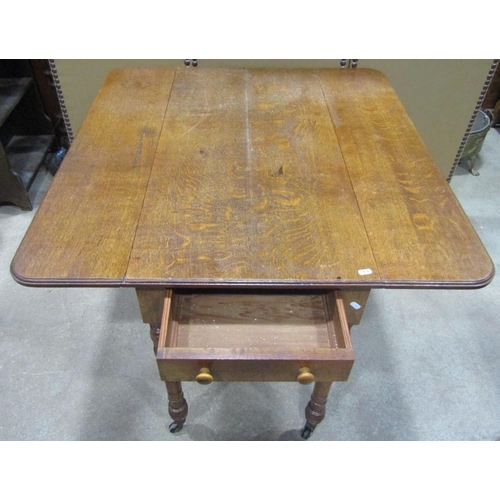 1175 - A late Victorian oak Pembroke table on turned supports, 74 cm high x 100 cm long x 73 cm wide (open)