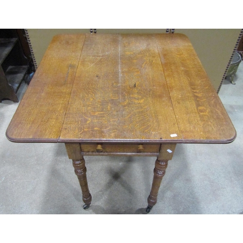 1175 - A late Victorian oak Pembroke table on turned supports, 74 cm high x 100 cm long x 73 cm wide (open)