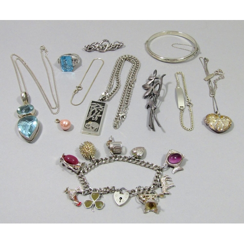 417 - Collection of contemporary silver jewellery to include a novelty charm bracelet, a hinged bangle, a ... 