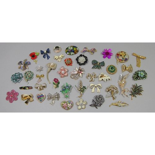 437 - Collection of costume jewellery flower and bow brooches of various design (approx 40)