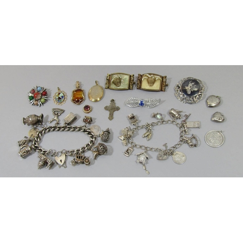 424 - Mixed lot of vintage silver jewellery to include two curb link novelty charm bracelets, a Siam niell... 