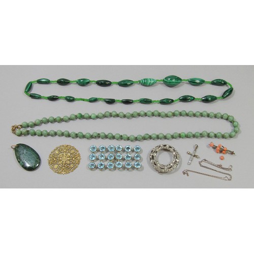 423 - Jade bead necklace with yellow metal clasp, 66cm L approx, plus a small quantity of costume jeweller... 