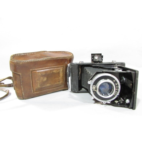 627 - A vintage Ilford Sportsman camera, with leather case, a Kinax vintage camera, an Eastman Kodak vinta... 