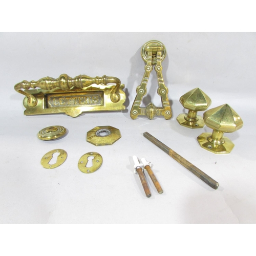 631 - Victorian brass door furniture, consisting of a letter box, door knocker, a pair of door knobs, key ... 