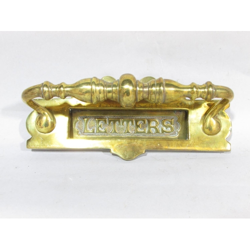 631 - Victorian brass door furniture, consisting of a letter box, door knocker, a pair of door knobs, key ... 