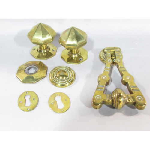 631 - Victorian brass door furniture, consisting of a letter box, door knocker, a pair of door knobs, key ... 