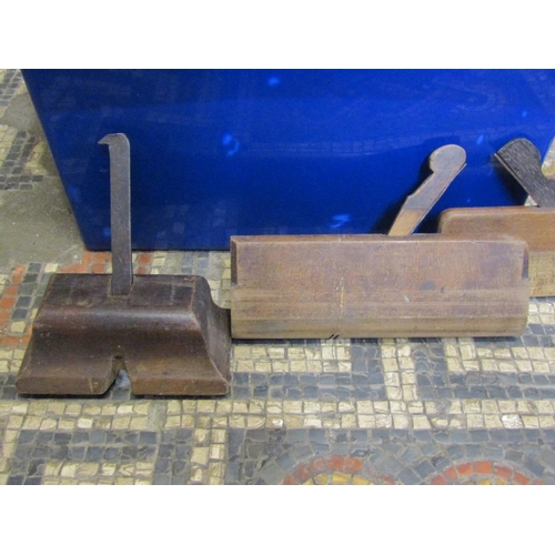 1067 - A box of vintage carpentery moulding planes and a Chesterman’s leather land tape