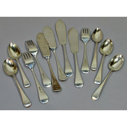 302 - Five silver teaspoons, four silver fish knives and three forks, 13.3oz approx.