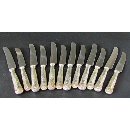 231 - Twelve 19th century silver teaspoons and twelve shell patterned dinner knives, teaspoons 7.4oz