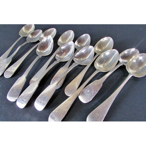 231 - Twelve 19th century silver teaspoons and twelve shell patterned dinner knives, teaspoons 7.4oz