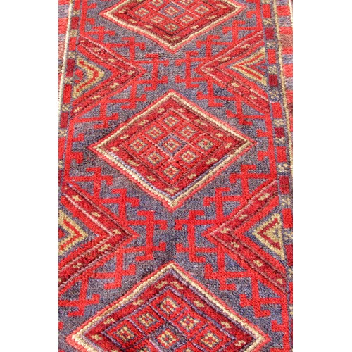 1547 - A Meshwani runner, with a red and blue repeating diamond pattern 250 x 59 cm