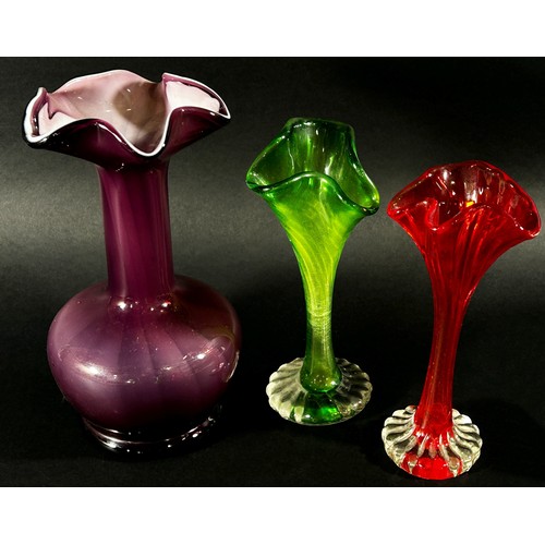 129 - A pair of Art Nouveau style bud vases, one green the other orange, a pair of Murano ruffle neck vase... 