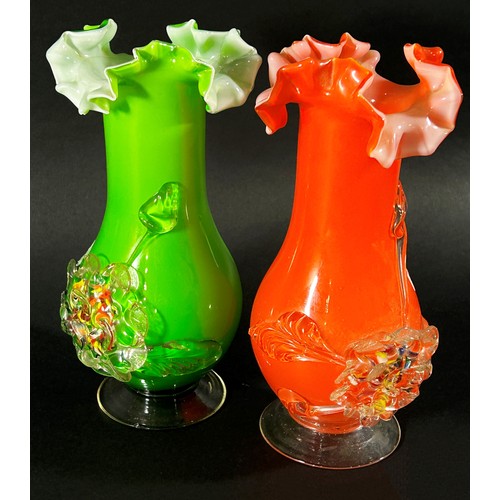 129 - A pair of Art Nouveau style bud vases, one green the other orange, a pair of Murano ruffle neck vase... 