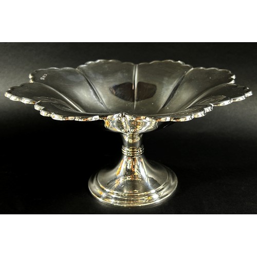 195 - A silver scalloped pedestal fruit bowl, Sheffield 1903, maker Barraclough & Sons, 26cm diameter x 13... 